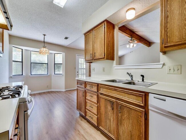 Building Photo - 506 Lakeway Dr