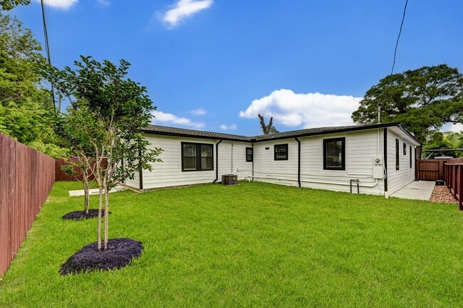 Building Photo - 4Bed/ 2Bath Gorgeous Home!