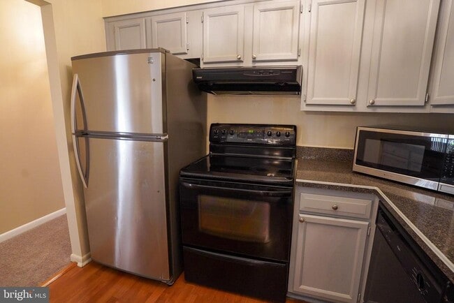 Building Photo - 10115 Prince Pl