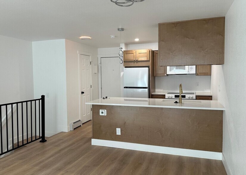 Kitchen & Entry - 1065 University Ave