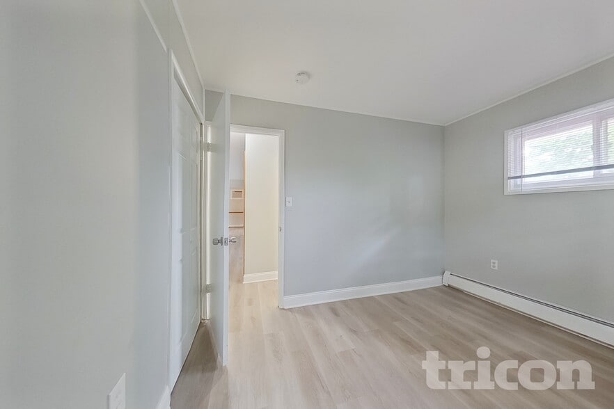 Building Photo - 26 Village Ln