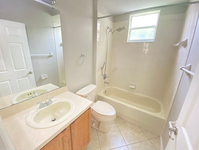 Building Photo - Spacious 4/3 Single Family Home!!