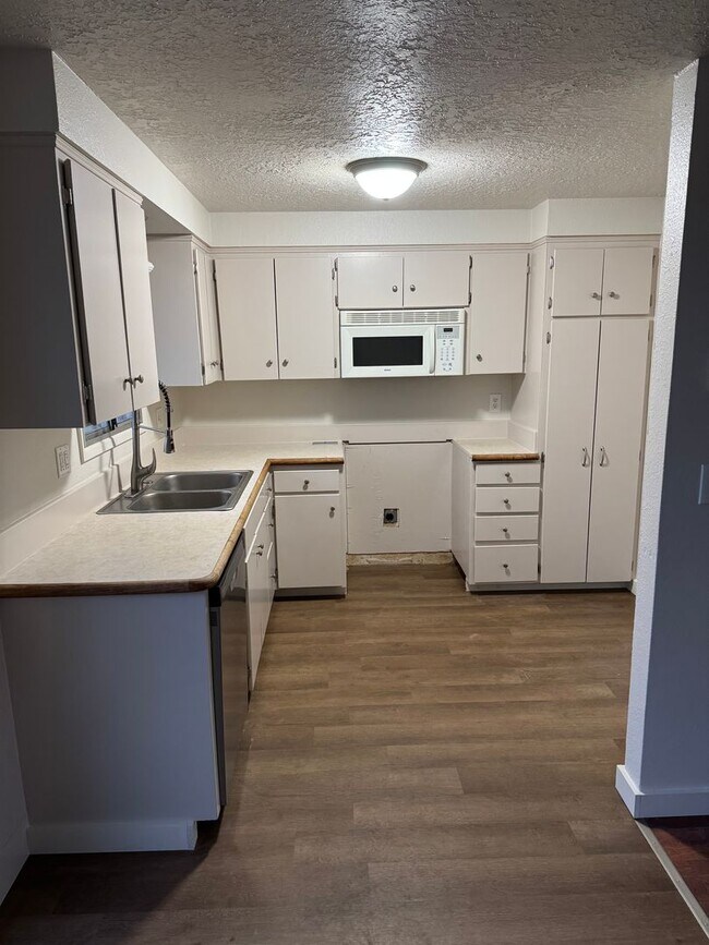 Building Photo - Freshly Updated 3-Bedroom, 2-Bath Home in Reedsport