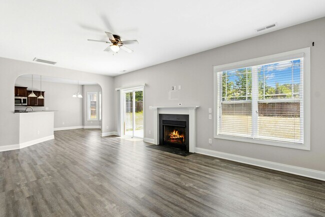 Building Photo - Charming and Freshly Updated Cul-de-Sac Home in Sanford!