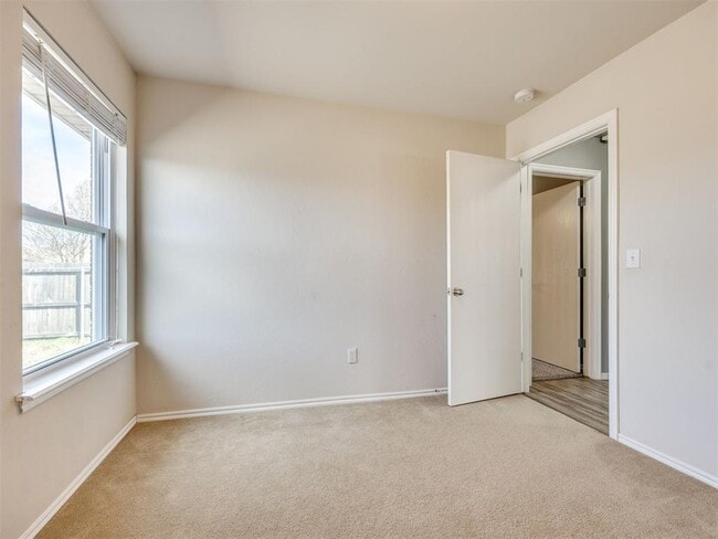 Building Photo - 609 E Linden Ln