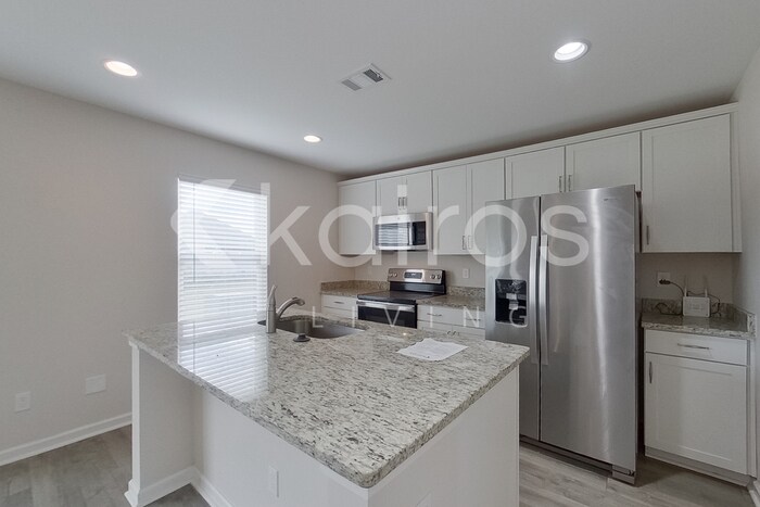 Building Photo - 14 Red Oak Dr.