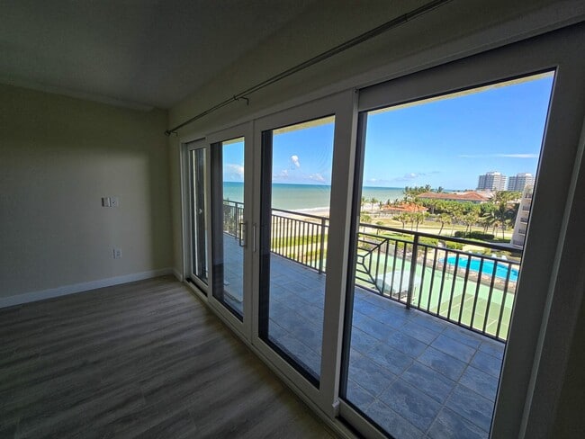 Building Photo - Penthouse in the Racquet Club annual rental!