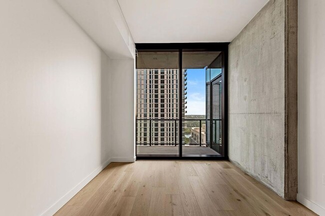 Building Photo - 610 Davis St