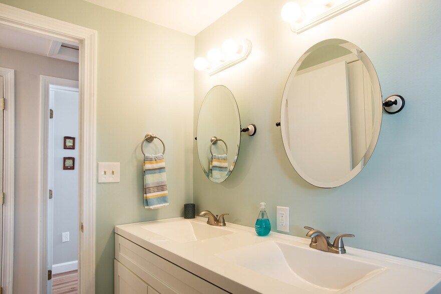 Building Photo - 18 Sandy Beach Rd