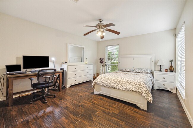Building Photo - 910 Coachlight Dr