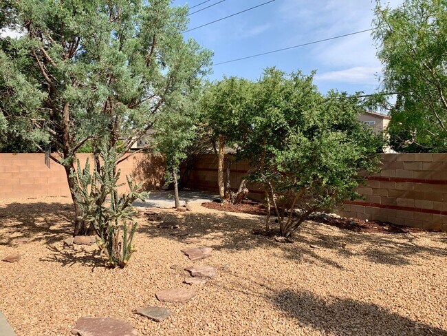 Building Photo - Lovely 3 Bedroom, 2 Bath In The NW!