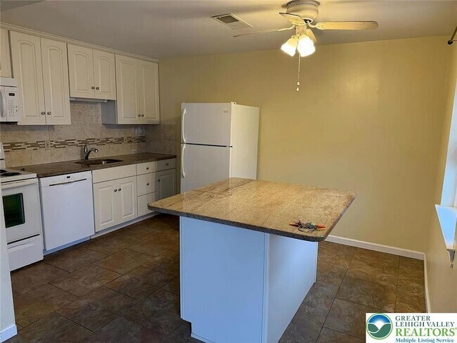 Building Photo - 2080 Johnston Dr