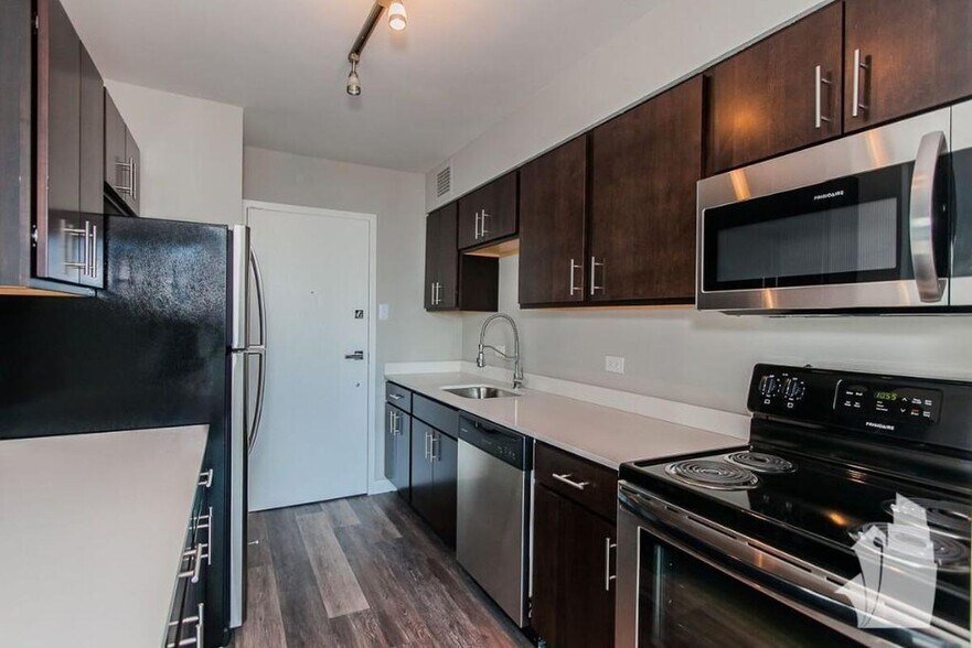 Building Photo - 5601 N Sheridan Rd