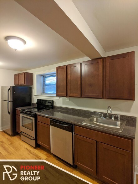 Building Photo - 1126 W Oakdale Ave