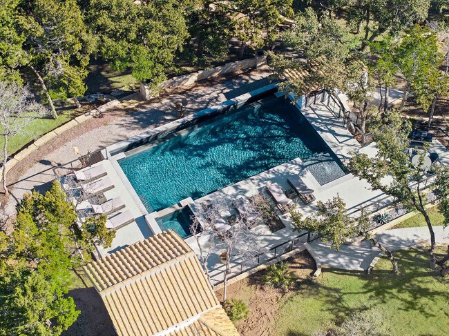 Building Photo - 2701 Bumble Bee Dr