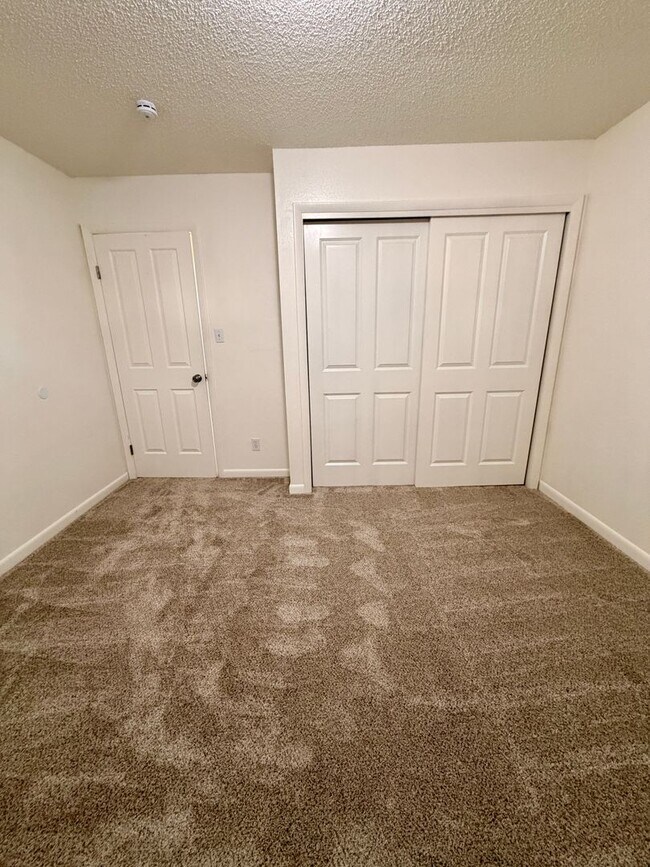 Building Photo - Lovely 5-bedroom, 2¾-bath home located in ...