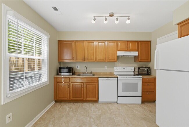 Building Photo - Comfortable Single-Family Home with Functional Layout and Outdoor Space