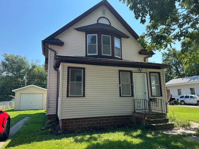 Building Photo - Charming 3 bedroom house $1125