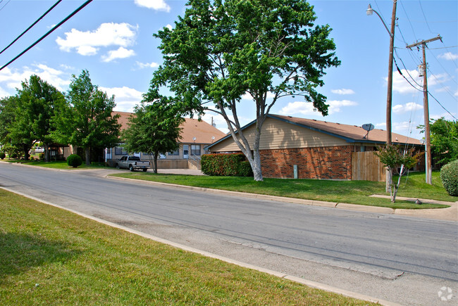 Building Photo - Belmont Oaks