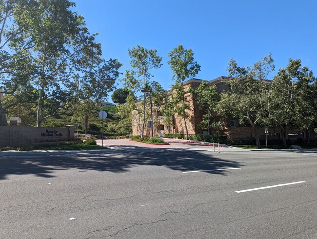Building Photo - Light & Bright 2 bedroom 2 bathroom condo ...