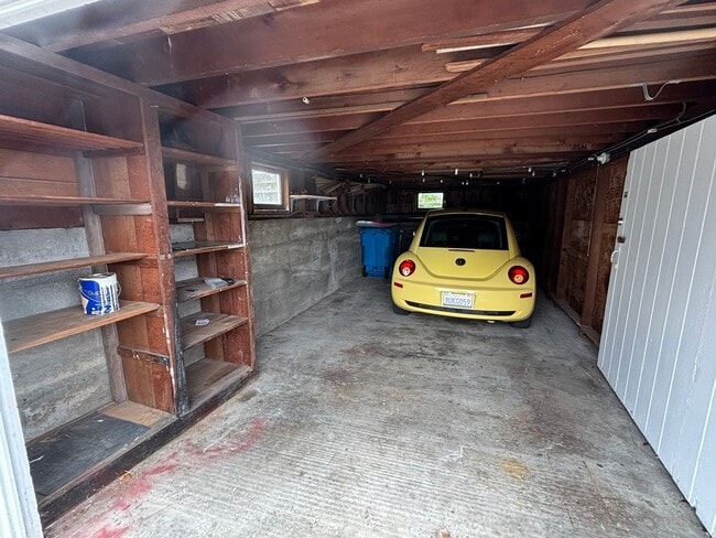 Building Photo - 1 bedroom Victorian with garage
