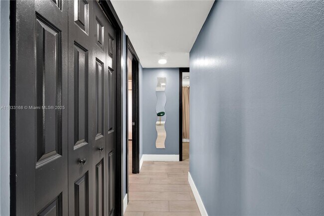 Building Photo - 950 Hillcrest Dr