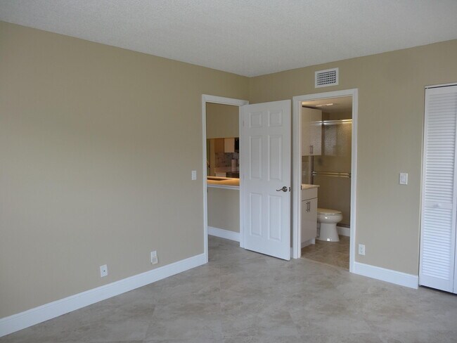 Building Photo - 7091 Golf Colony Ct