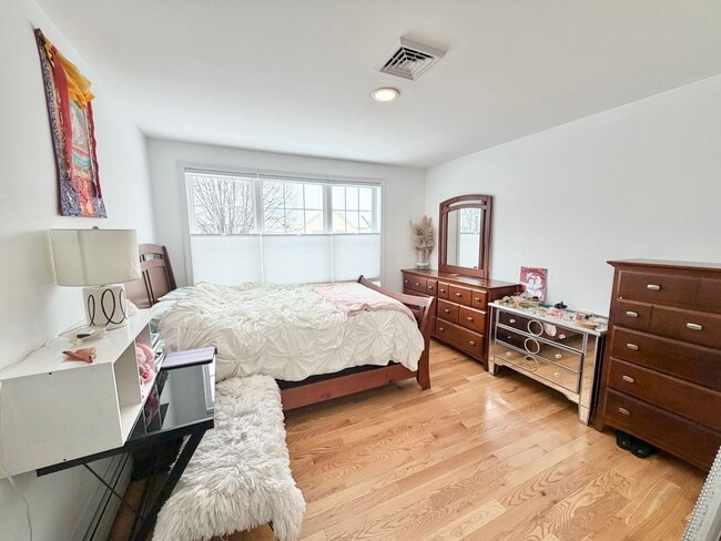 Building Photo - 4 Bedroom Home in South Burlington VT Available 4/1!