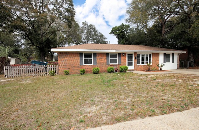 Building Photo - Central Niceville Location with a pool.