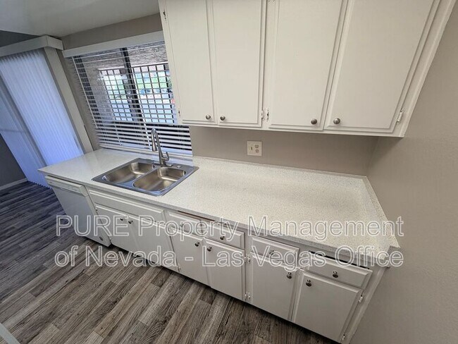 Building Photo - 1405 E Vegas Valley Dr