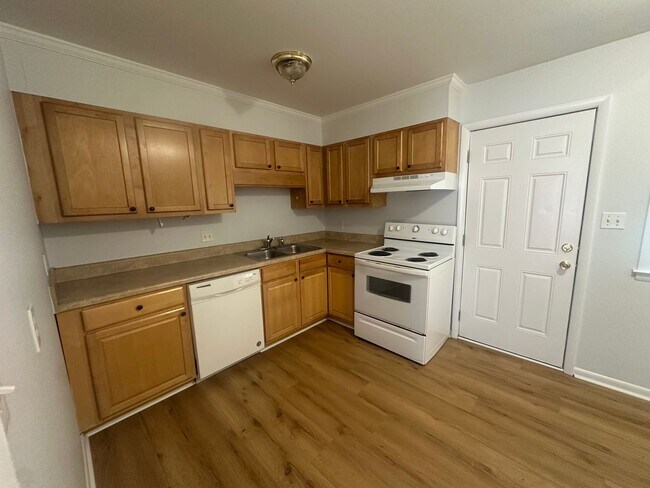 Building Photo - Pet Friendly 2 Bedroom, 1 Bath Duplex Located in the Center of Wilmington