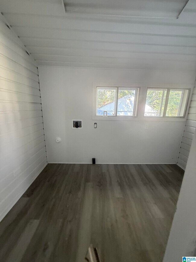 Building Photo - 1736 Mountain Dr