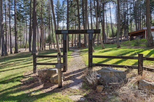 Building Photo - Lolo 4 bedroom, 2 bath, 2,520 Sq. Ft. home...