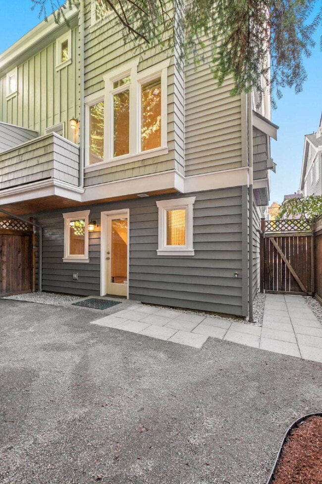 Building Photo - Stunning Capitol Hill Townhome in Prime Seattle Location – 3BR / 3BA Available June 7
