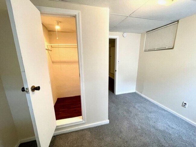 Building Photo - 1 Bedroom Apartment Downtown w/ Bonus Room...