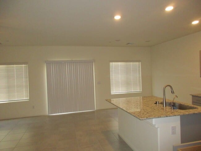 Building Photo - 422 Canary Song Dr