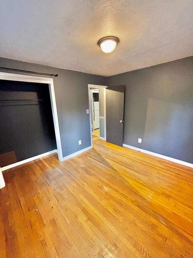 Building Photo - Stylish & Serene – One-Bedroom Golden Hous...