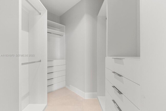 Building Photo - 1010 SW 2nd Ave