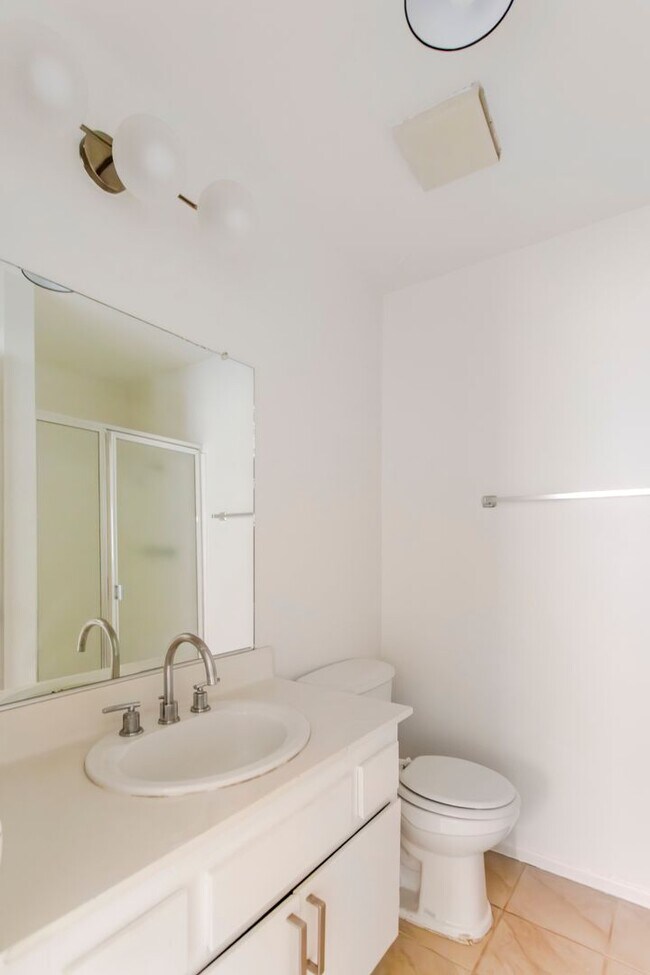 Building Photo - Chatsworth Rent This Now