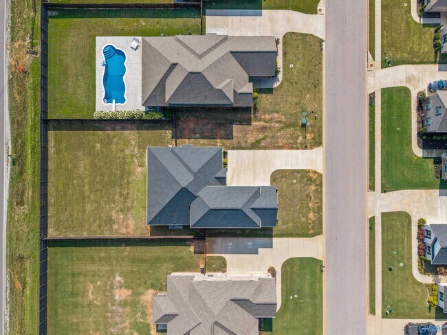 Building Photo - 17050 Stonegate Dr
