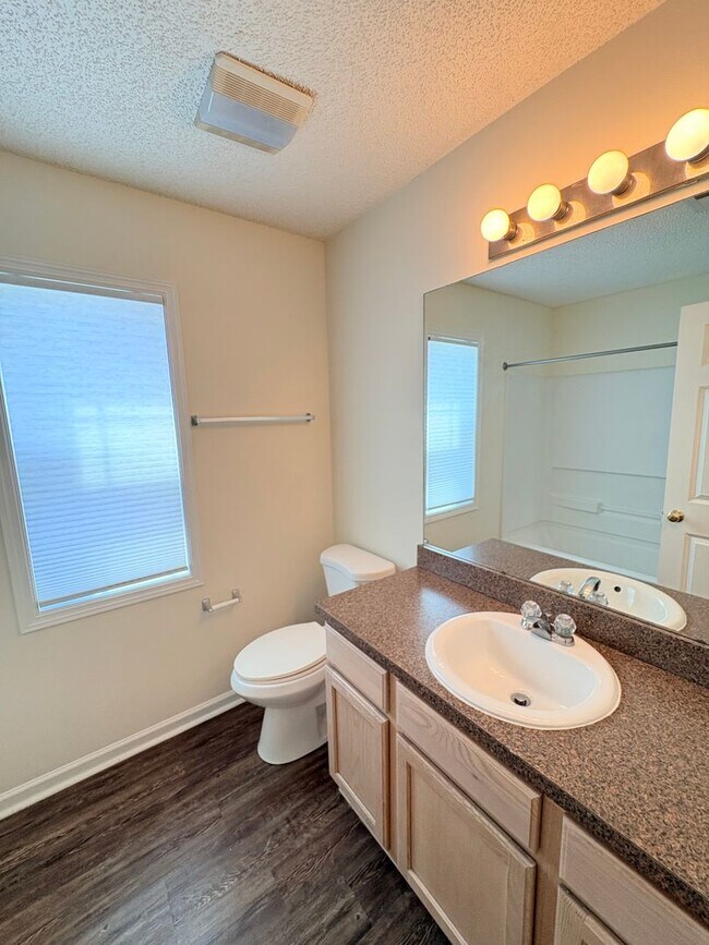 Building Photo - 10 Broadland Cir