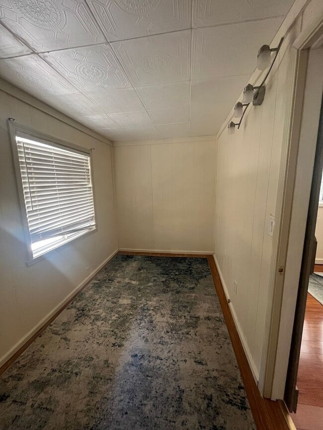 Building Photo - 1 Bedroom Lower Level Unit