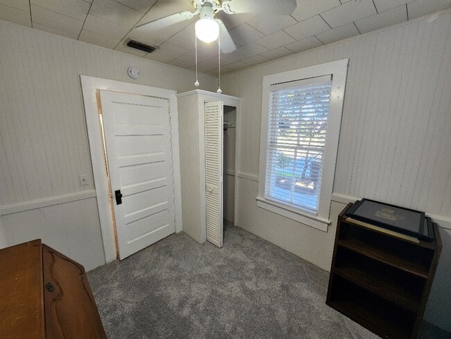 Building Photo - Quaint downtown riverside 2 Bedroom 1 Bath...