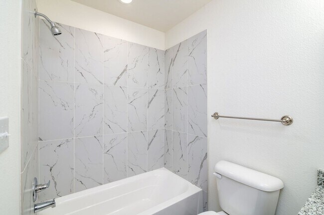Building Photo - AVAILABLE NOW! 3 BEDROOM TRIPLEX LOCATED IN BONHAM, TEXAS!
