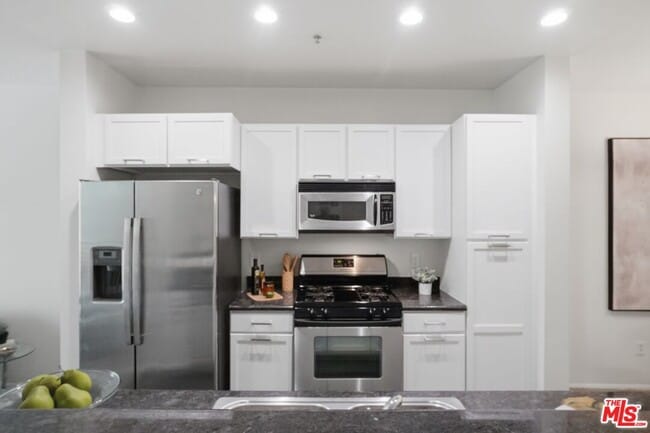 Building Photo - 6400 Crescent Prk E