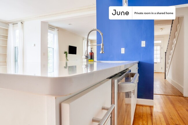 Building Photo - Private bedroom in 7 bed/4 bath Home