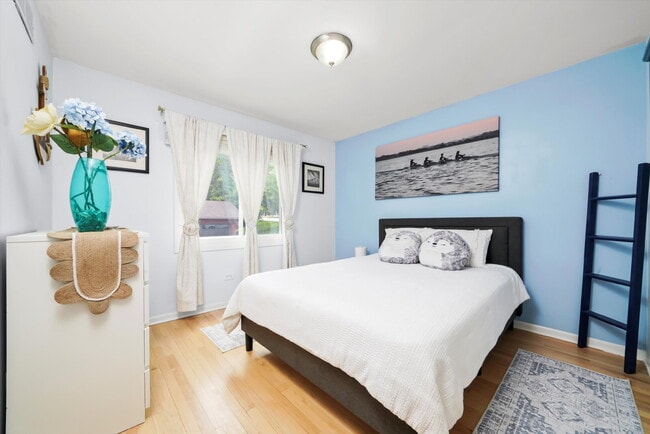 Building Photo - 4-Bed / 2-Bath Nicely Updated Home