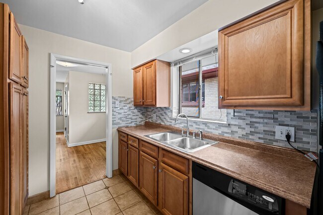 Building Photo - Fantastic Two Bedroom Duplex in University Neighborhood!