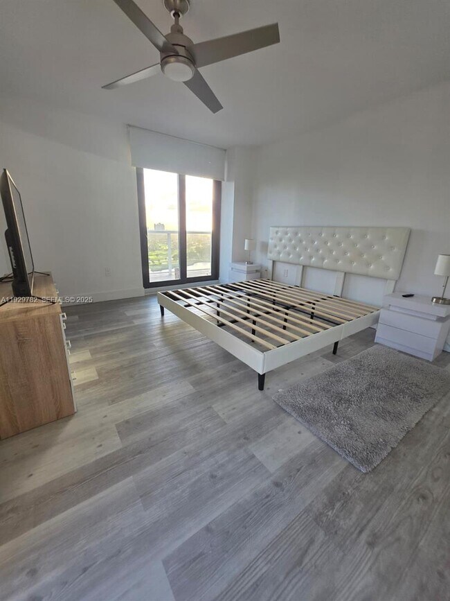 Building Photo - 3701 N Country Club Dr