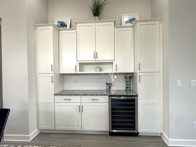Building Photo - Fully Furnished, Stunning 4/4, Available I...